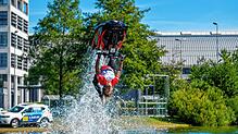 Jetski-Freestyle auf dem Messe-See: Der dreifache Europameister Niels Willems zeigt, was mit dem Jetski alles möglich ist.