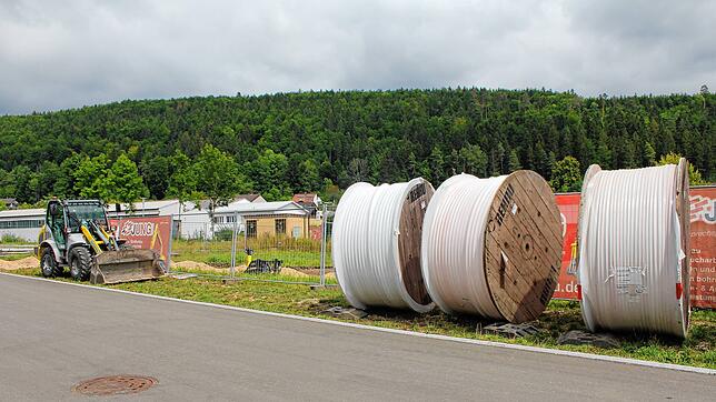 An der Max-Eyth-Straße haben im August 2022 die Arbeiten zum weiteren Ausbau des Breitbandnetzes begonnen. Was den Glasfaserausbau in ...