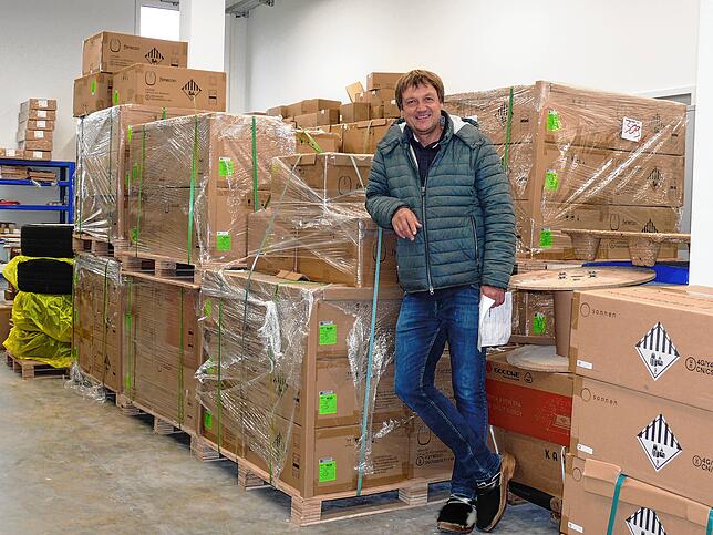 Roland Müller, Chef von Rmsolar, im Lager seiner Firma. Wie viele andere Betriebe muss er Fertigteile zur Zeit langfristig bestellen und ...
