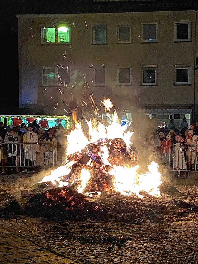 Bild 8: Weiße Narren ziehen durch Stockach: Die schönsten Bilder vom Hemedglonkerumzug und der Verbrennung