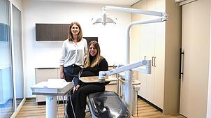 Ab Mai werden die Zahnärztinnen Dr. med. dent. Kirsten Storz (links) und Dr. med. dent. Sabrina Himmelsbach die Patienten in ...