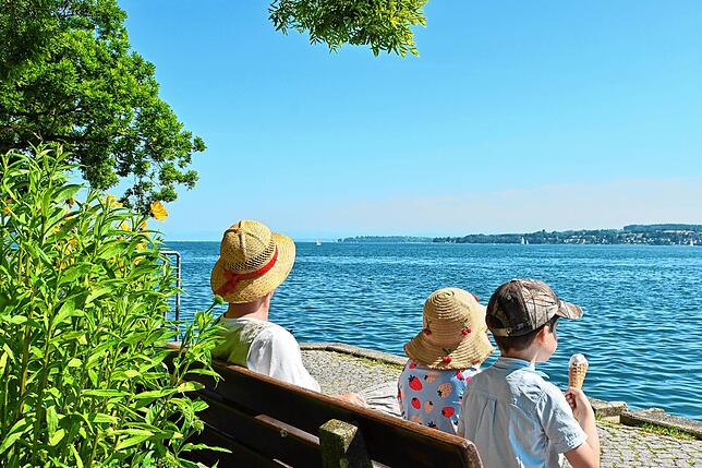 Diese drei genießen den Blick aufs Wasser. Ob es ähnlich kühl ist wie das Eis?
