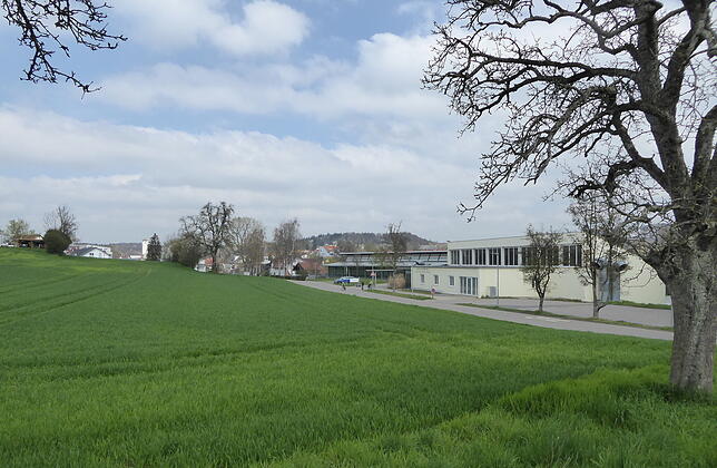Für den Ortsteil Mühlhofen wird beim Hallenbad (im Hintergrund) im Gewann „In der Dohle“ ein neuer Kindergarten
