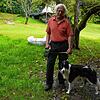 Wolfang Zolg, Besitzer und Betreiber der Naturcampingwiese Markdorf mit Hund Noa, ist unschlüssig, wie es mit den Feriengästen auf der ...