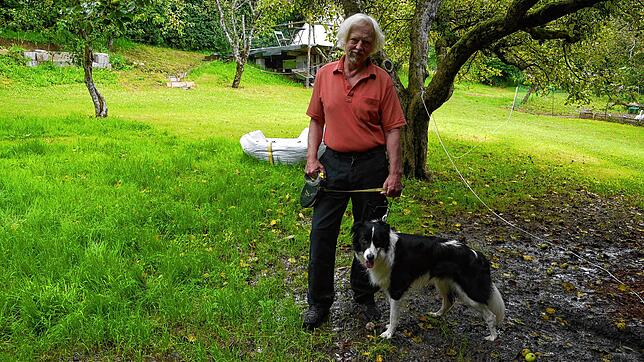 Wolfang Zolg, Besitzer und Betreiber der Naturcampingwiese Markdorf mit Hund Noa, ist unschlüssig, wie es mit den Feriengästen auf der ...