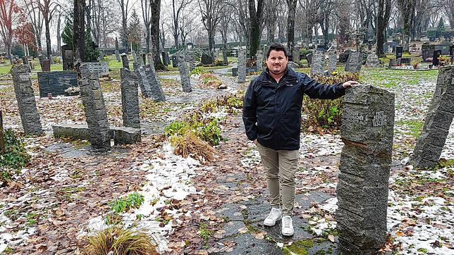 Daniel Hepfer, Leiter der Konstanzer Friedhofsverwaltung, steht im Stelengarten des Konstanzer Hauptfriedhofs. Solch naturnahe und ...