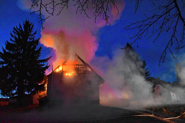 Nichts mehr zu retten gibt es bei dem Großbrand in Fischbach.