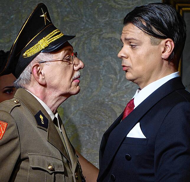 Der Butler (Daniel Zobeidi, rechts) und der Colonel (Helmut Kaltenbach).