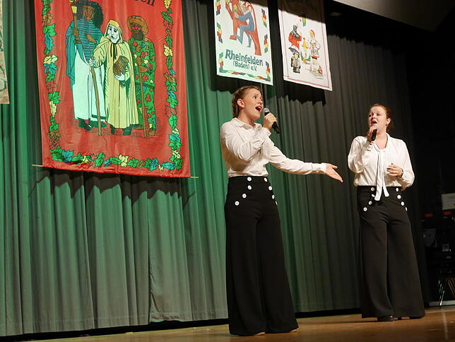 Die Altstadt-Diven Eva Koch (links) und Christina Scholz in ihrer Interpretation von Helene Fischers Lied "Atemlos".