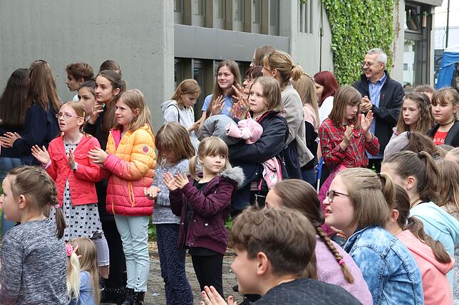Applaus: Nicht mit Beifall sparten die Besucher des Schulfestes der Alemannenschule bei den Vorführungen auf der Bühne. Bild: Gerald Edinger