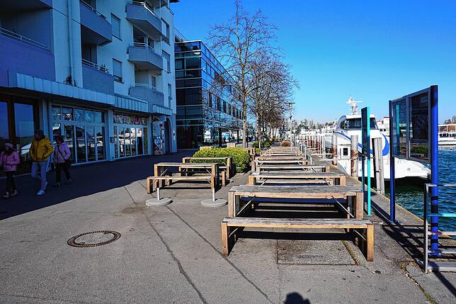 Fast leere Uferpromenade am Sonntagnachmittag. Kaffee gibt&lsquo;s sowieso keinen.