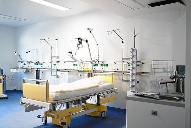 Mit medizinischen Instrumenten bestückt: So sieht es in den Zimmern der Intensiv-Station im Anbau des Hochrhein Klinikums aus.