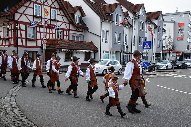 Bild 13: Bilder vom Narrenbaum-Umzug in Stockach mit Schaulustigen
