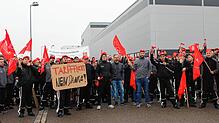 Zum insgesamt vierten Streik hatte die IG Metall am Montag in dieser Woche aufgerufen. In Pfullendorf kämpften die Beschäftigten der ...