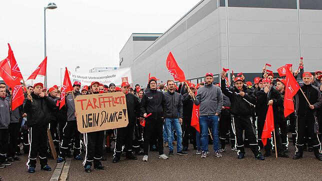 Zum insgesamt vierten Streik hatte die IG Metall am Montag in dieser Woche aufgerufen. In Pfullendorf kämpften die Beschäftigten der ...