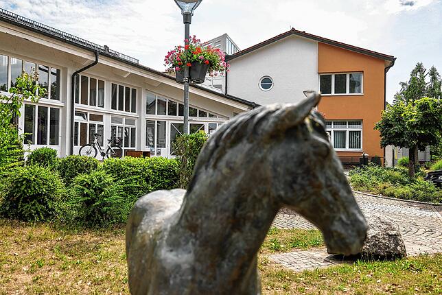 Das Rathaus (rechts) und Bürgerhaus der Gemeinde Moos.