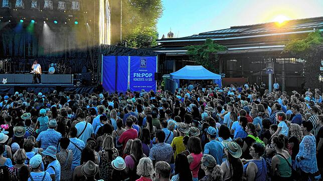 Bild 27: Alvaro Soler in Friedrichshafen: Konzert begeistert Besucher am Seeufer (Teil 2)