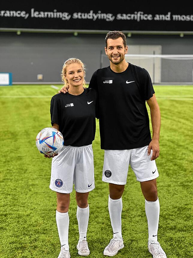 Die Profi-Freestyler Patrick Bäurer und Aguska Mnich während der Masterclass-Trainingseinheit mit den PSG-Stars in Doha. Das Duo war ...