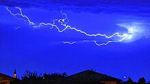 Blitze entladen sich am Nachthimmel (Symbolbild). Das Unwetter am Freitagabend führte im östlichen Landkreis Konstanz zu zahlreichen ...