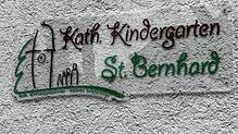 Streik ist keine Thema in den Kindergärten der Region. Unser Symbolbild zeigt das Namensschild der katholischen Einrichtung ...