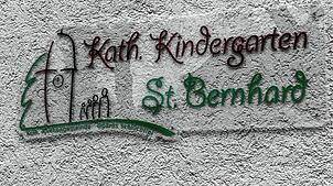 Streik ist keine Thema in den Kindergärten der Region. Unser Symbolbild zeigt das Namensschild der katholischen Einrichtung ...