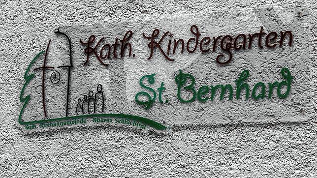 Streik ist keine Thema in den Kindergärten der Region. Unser Symbolbild zeigt das Namensschild der katholischen Einrichtung ...