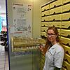 Lisa Rombach, Apothekerin in der Klosterring-Apotheke in Villingen-Schwenningen, zeigt: Die Schublade mit Antibiotika ist leer.