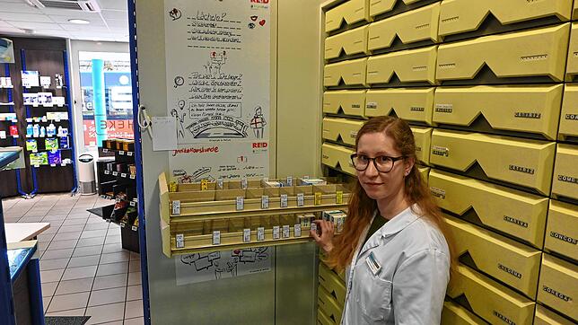 Lisa Rombach, Apothekerin in der Klosterring-Apotheke in Villingen-Schwenningen, zeigt: Die Schublade mit Antibiotika ist leer.