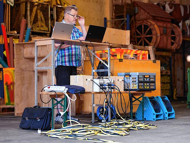 Thomas Käufler überwacht die Enten am Laptop.