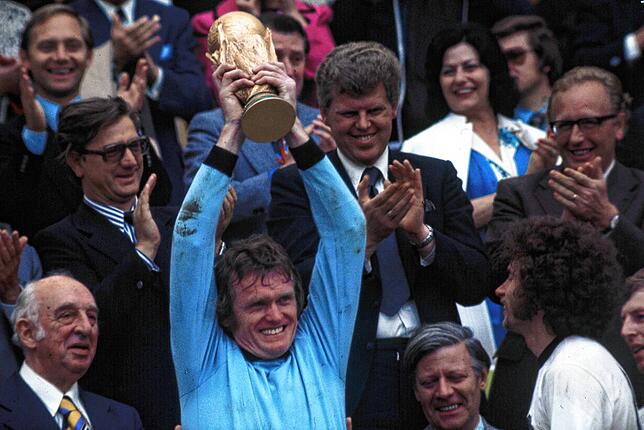 Die Krönung einer außergewöhnlich erfolgreichen Karriere: Sepp Maier stemmt nach dem Final-Sieg über die Niederlande im Sommer 1974 den ...