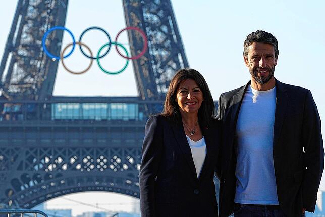 Die Bürgermeisterin von Paris, Anne Hidalgo, und Tony Estanguet, Präsident des Organisationskomitees für die Olympischen und ...