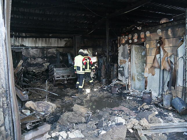 Die Werkstatt wurde bei dem Feuer komplett zerstört. Die Ermittlungen zur Brandursache dauern laut Polizeiangaben an.