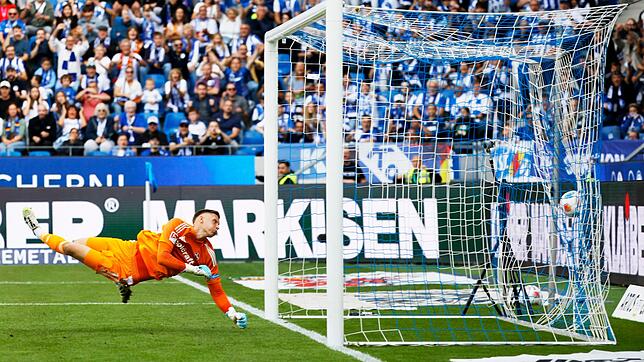 Nürnbergs Torwart Jan Reichert ist beim Karlsruhe 1:0 ohne Abwehrchance.
