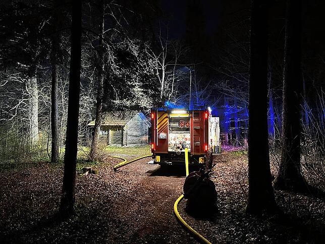 Eines von drei geländegängigen und wasserführenden Feuerwehrfahrzeugen, das über einen Pendelverkehr die nötige Löschwasserversorgung ...