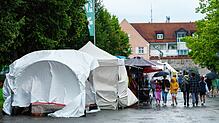 Vorbereitung auf das Unwetter beim Kulturufer. Kurz vor dem Sturm wird alles sicher eingepackt.