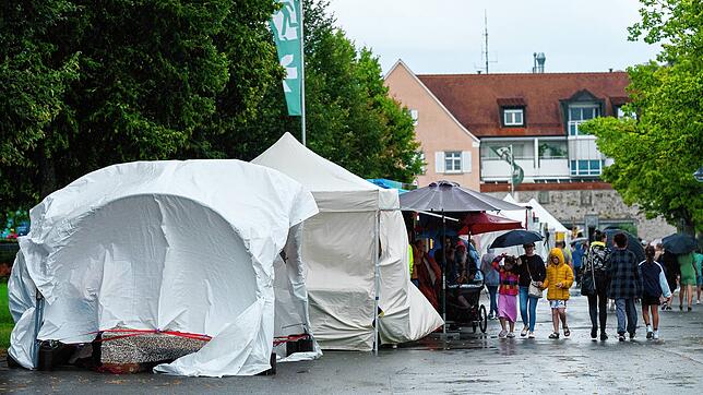 Vorbereitung auf das Unwetter beim Kulturufer. Kurz vor dem Sturm wird alles sicher eingepackt.