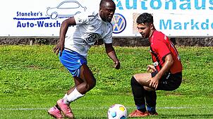 In der Bezirksligapartie gegen den FC Hilzingen schoss Maduka Marius Onuigbo (links, hier gegen den FC Bodman-Ludwigshafen) zwei Tore. ...