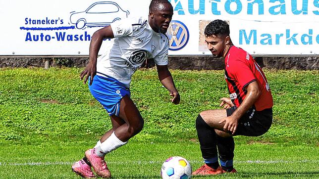 In der Bezirksligapartie gegen den FC Hilzingen schoss Maduka Marius Onuigbo (links, hier gegen den FC Bodman-Ludwigshafen) zwei Tore. ...