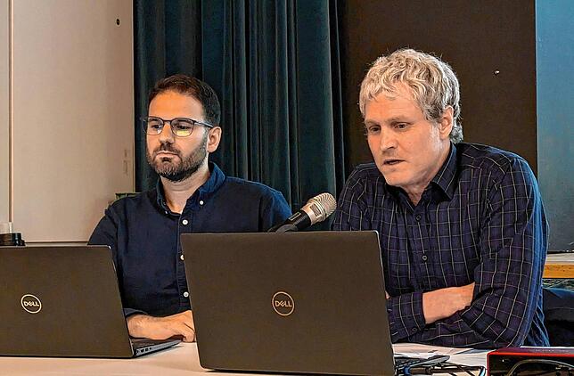 Ioannis Karakounos-Kossyvas (links) und Rald Münch von der MVV Regionplan GmbH stellen die Potenzialanalyse der Kommunalen Wärmeplanung vor.