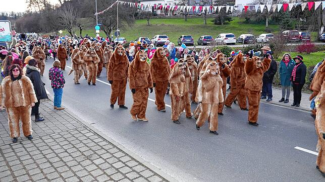 Die Narrengilde Untersigginger Füchse ist nach den Kindern die erste Gruppe, die sich auf den Weg von Untersiggingen nach Wittenhofen macht.