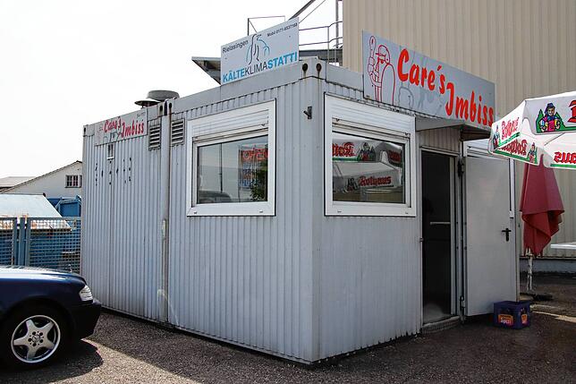 Ilario Care hat im Container in der Industriestraße in Singen fast 36 Jahre Currywürste gegrillt. Im August 2024 war hier dann Schluss. ...