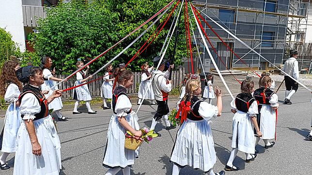 Bild 1: Festumzug am Gmeindshus Oberlauchringen – Höhepunkt des 4-tägigen Bezirksmusikfest