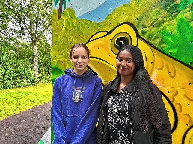 Graffiti ist natürlich nicht nur Männersache: Mia Stemple und Santiya Chandramohan haben ihre Freude am Graffiti gefunden.