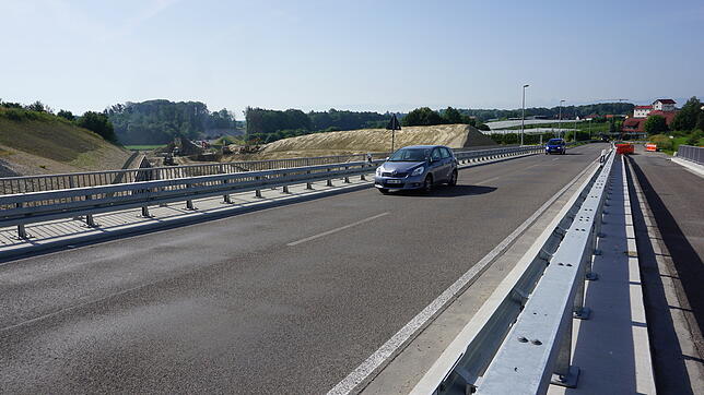 Die Brücke über die neue B 31 am Knoten Schnetzenhausen ist schon seit Sommer in Betrieb.