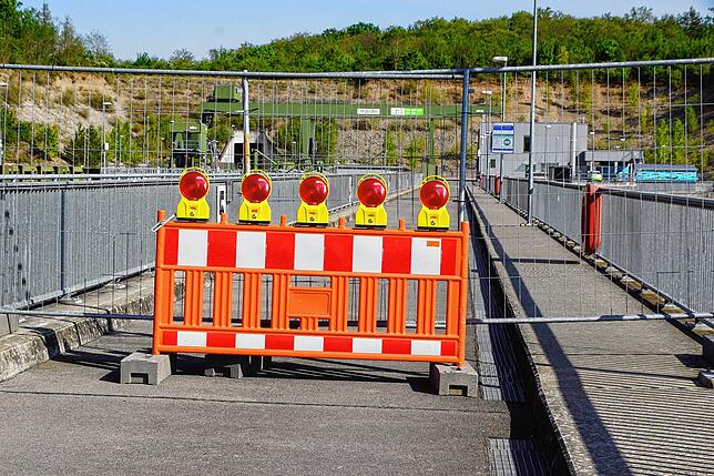 Der Grenzübergang beim Kraftwerk Rheinfelden mit Gittern versperrt, im Hintergrund CH-Zollschild.