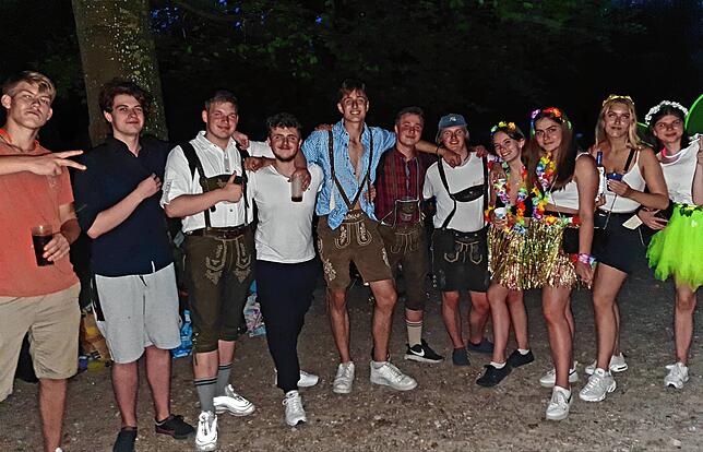 Maxi, 19, (Mitte) feiert mit seinen Freunden auf einem Grillplatz in Kreuzlingen Geburtstag. Insgesamt dreimal wird das Team von Michael ...