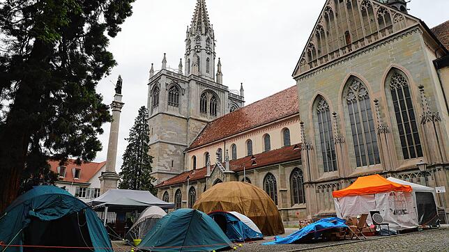 Das Klimacamp von Fridays for Future beim Konstanzer Münster. Seit einer Woche zelten Aktivisten hier für den Klimaschutz.