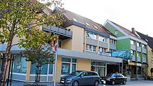 Der Gesamtgebäudekomplex war einst das renommierte Gasthaus zur Sonne, welches 1973 mit diesem Neubau für immer verschwand. Bild: Silvia ...