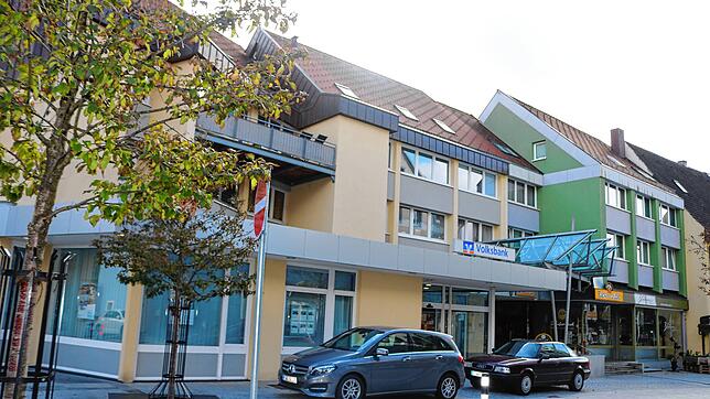 Der Gesamtgebäudekomplex war einst das renommierte Gasthaus zur Sonne, welches 1973 mit diesem Neubau für immer verschwand. Bild: Silvia ...