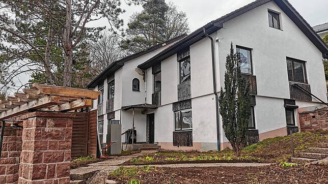 Das am 23. Januar zwangsgeräumte Wohnhaus präsentiert sich Anfang April 2024 so: Zerborstene Fenster sind durch Plexiglasscheiben ...
